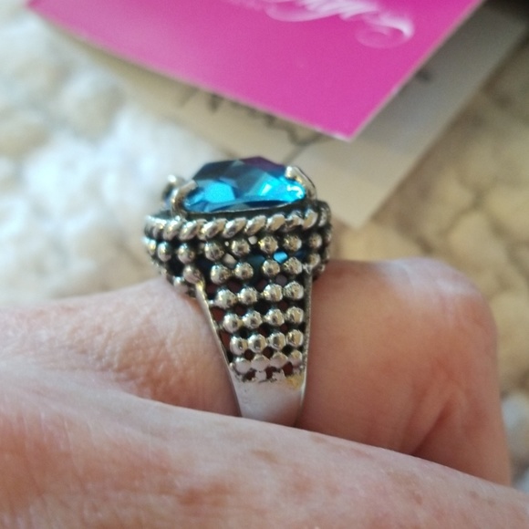 🦋Pretty Emma Sky topaz ring🦋 - Picture 5 of 7